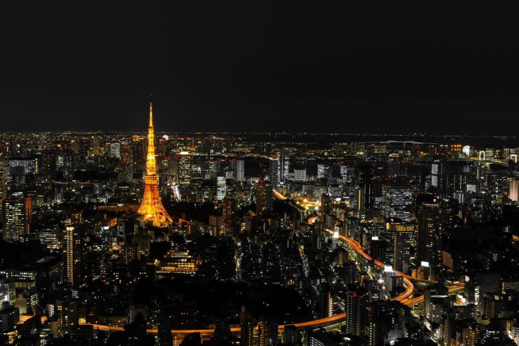 a view of the eiffel tower at night at ホテル スミヨシホルモン in Tokyo