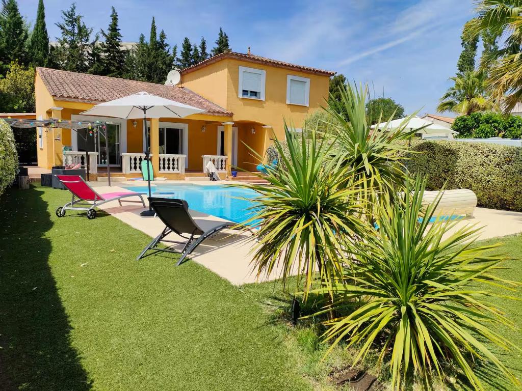 Villa climatisée calme et lumineuse avec un jardin verdoyant une piscine un terrain de tennis