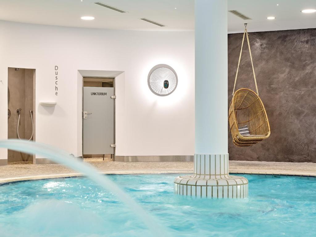 Bazén v ubytování Hotel Maximilian nebo v jeho okolí
