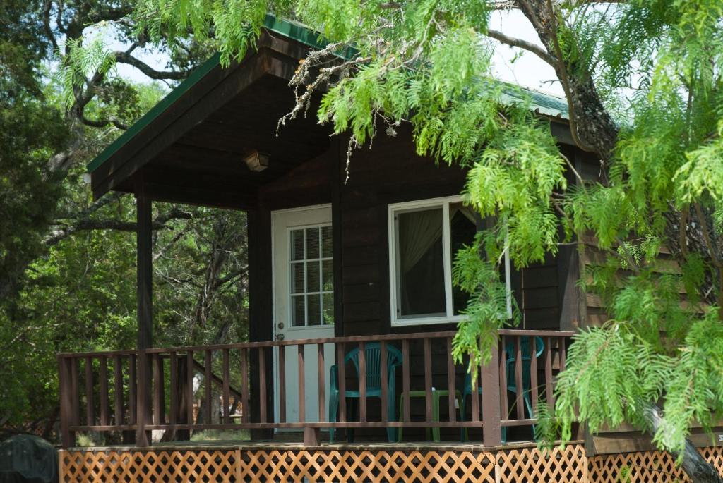 una cabina su un albero con portico di Medina Lake Camping Resort Cabin 8 a Lakehills