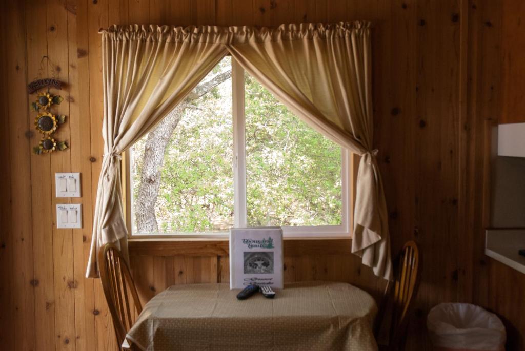 Medina Lake Camping Resort Cabin 7 - One-Bedroom Cabin