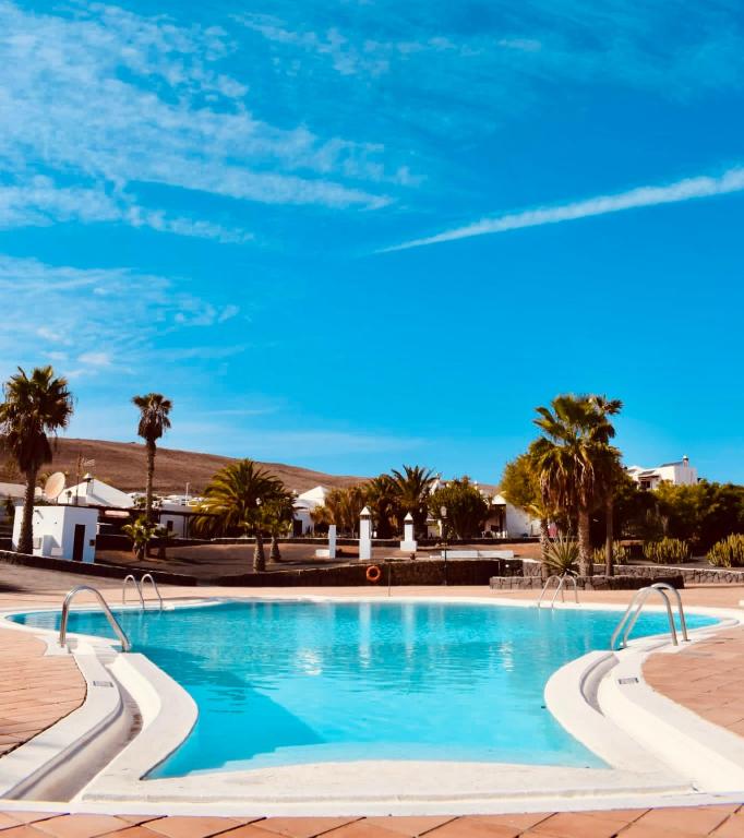Cosy villa Alegranza 105, communal pool, private garden