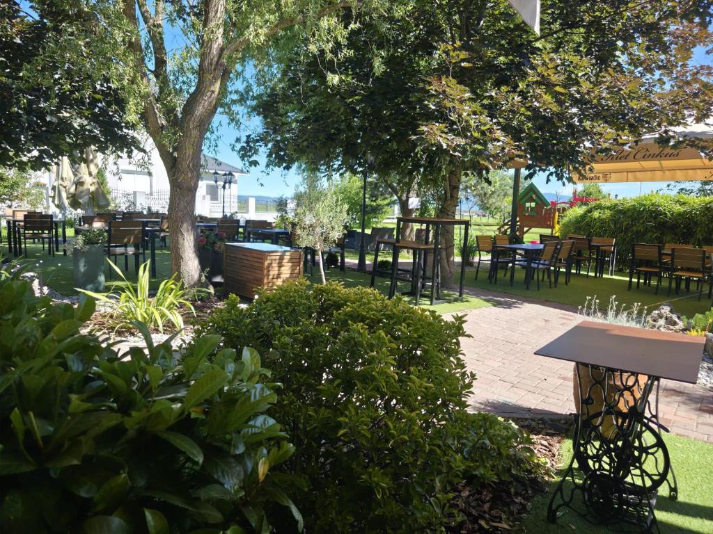 a park with tables and chairs and a table at Sobe - Klet Cinkuš in Hrvatski Leskovac