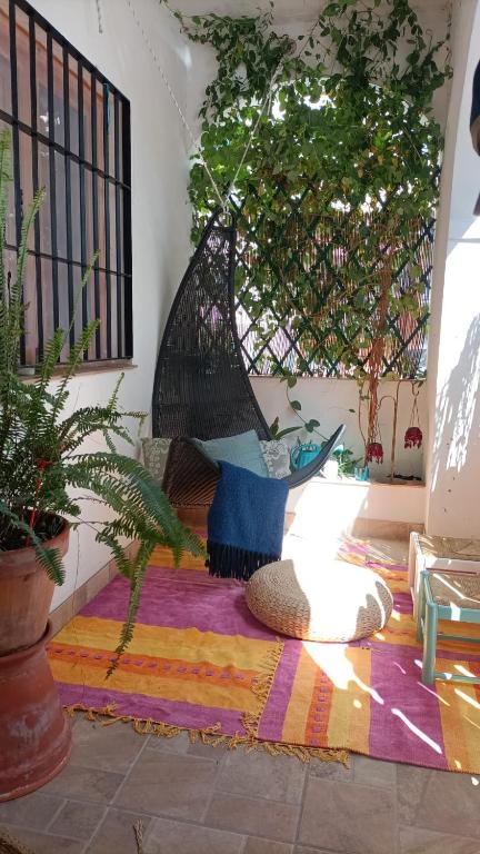 a room with a rug with a bird statue on the floor at Tiny house 4 metro stops from downtown in San Juan de Aznalfarache