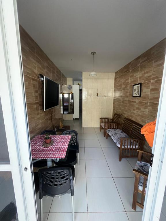 a living room with a table and a couch at Casa completa Janga in Paulista