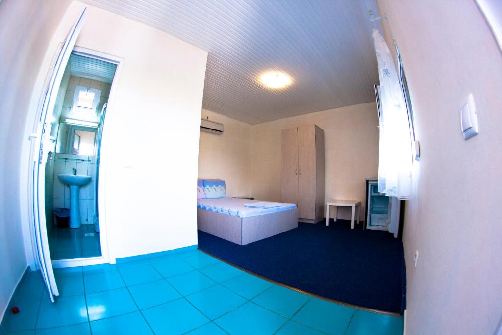 コスティネシュティにあるBlue Lagoonのベッド1台とバスルームが備わる小さな客室です。