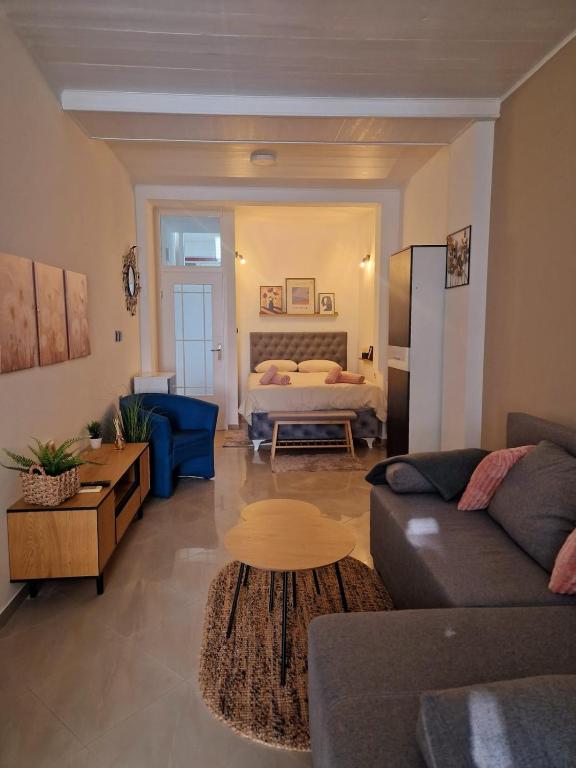 a living room with a couch and a bed at Studio apartman Picok Đurđevac in Ðurđevac
