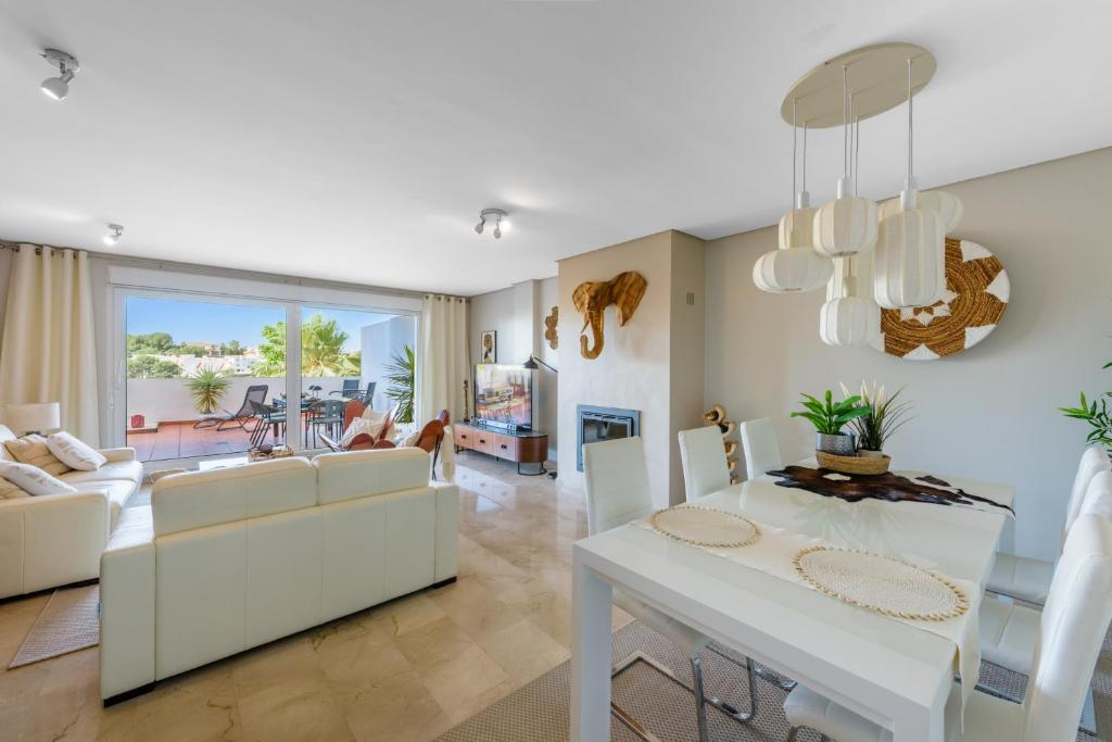 Torrequebrada Golf Resort - Luxury Apartment with Terrace, Pool & Private Parking