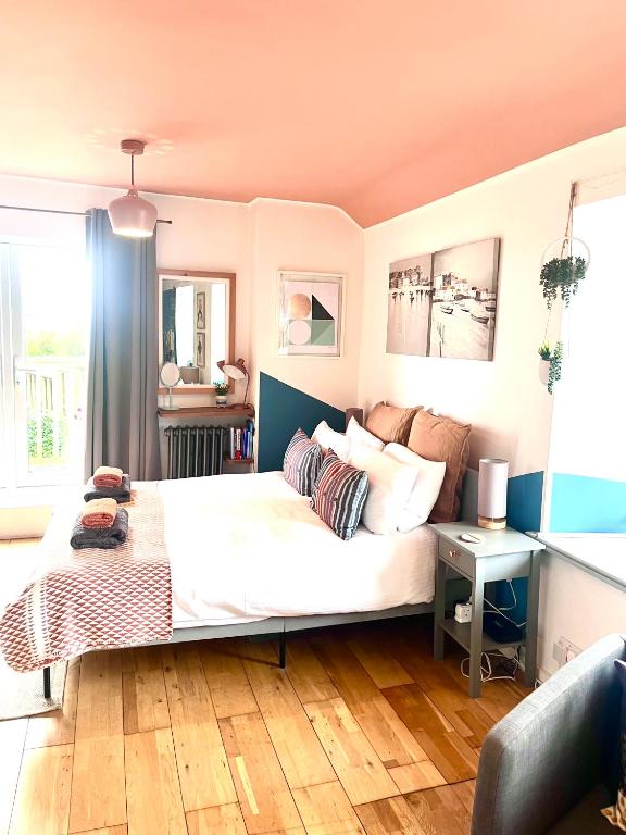 St Ives Balcony Flat TreCar - One-Bedroom Apartment