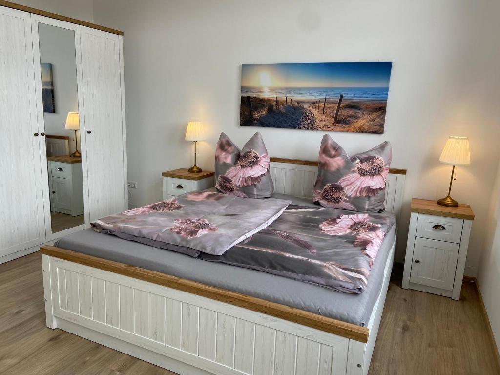 a bedroom with a bed with pink flowers on it at Kreide & Kissen in Lünebach
