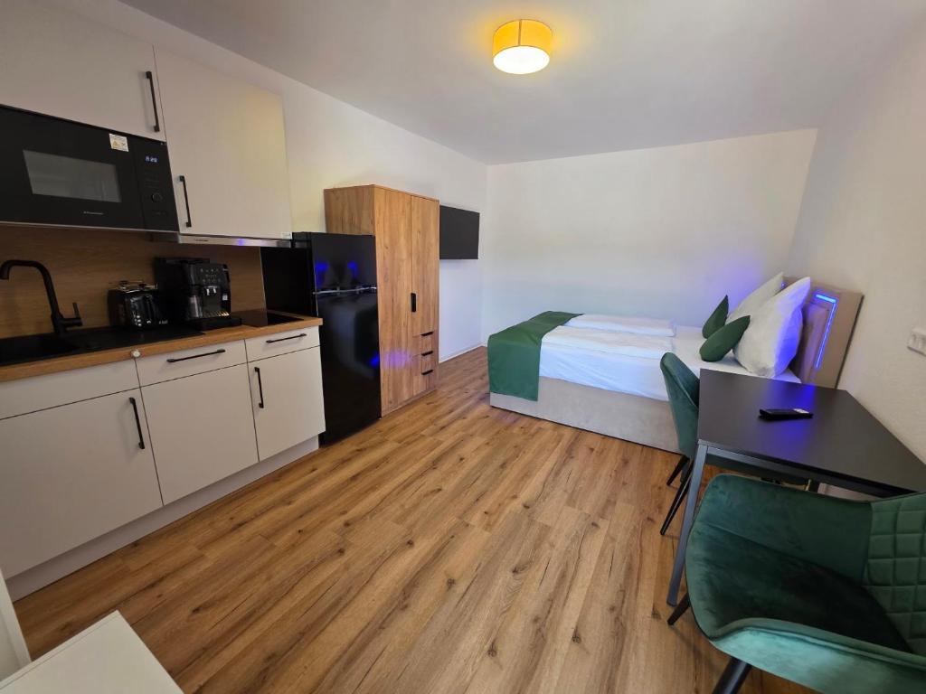a small room with a bed and a kitchen at Apartment mit Küche in Schwäbisch Hall