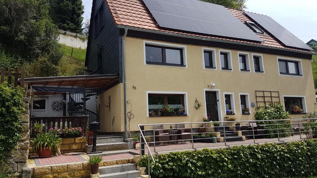 a house with solar panels on the roof at Ferienwohnung Auszeit in Hohnstein