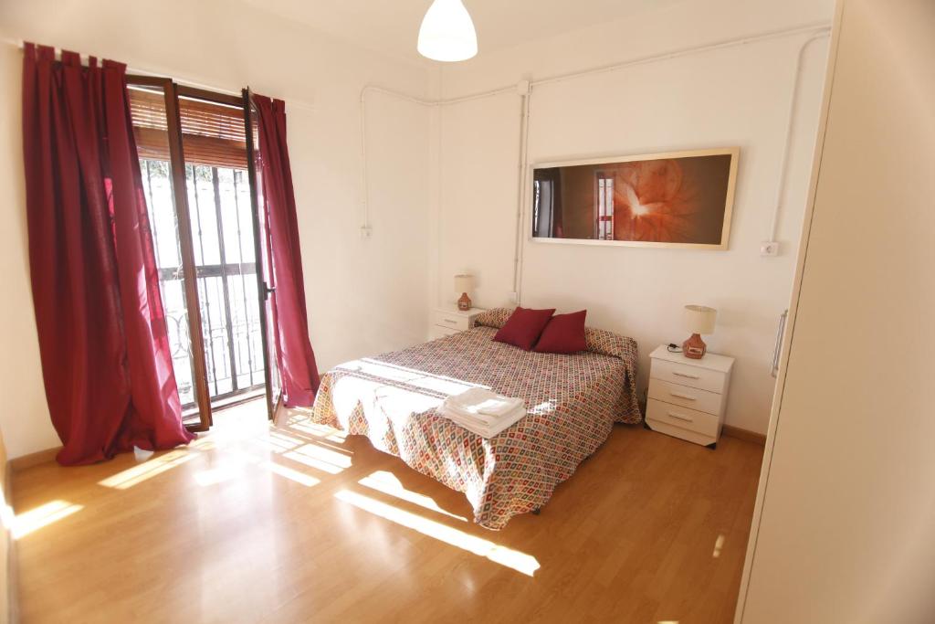 Cama o camas de una habitación en Apartamentos SevillaDream