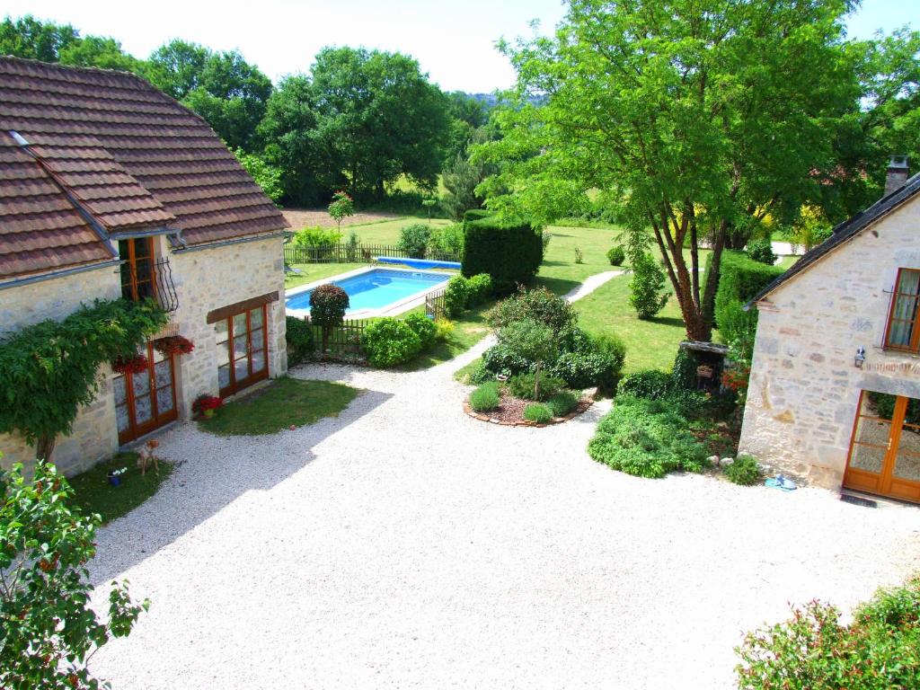 メイロンヌにあるLaborieのプールと家のある裏庭の景色を望めます。