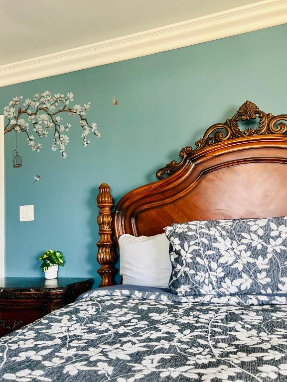 a bedroom with a bed with a wooden head board at Viking Motel-Ventura in Ventura