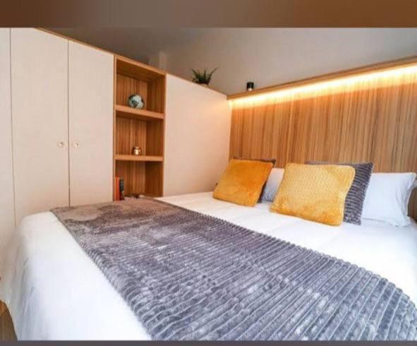 ein Schlafzimmer mit einem großen weißen Bett und gelben Kissen in der Unterkunft Dell Celio Hotel in Kairo