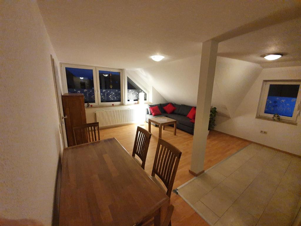 a living room with a table and chairs and a couch at Griesenstraße Morgensonne in Warendorf