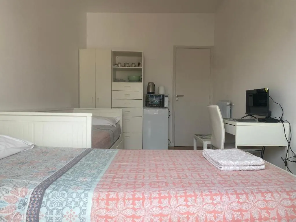 Mirela's Private Room with key, AC, lift & balcony in the center of Nice on the Cote d'Azur