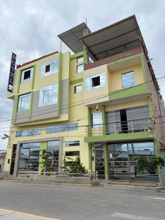 a yellow building with a lot of windows at Hotel Graxiomy in Sechura