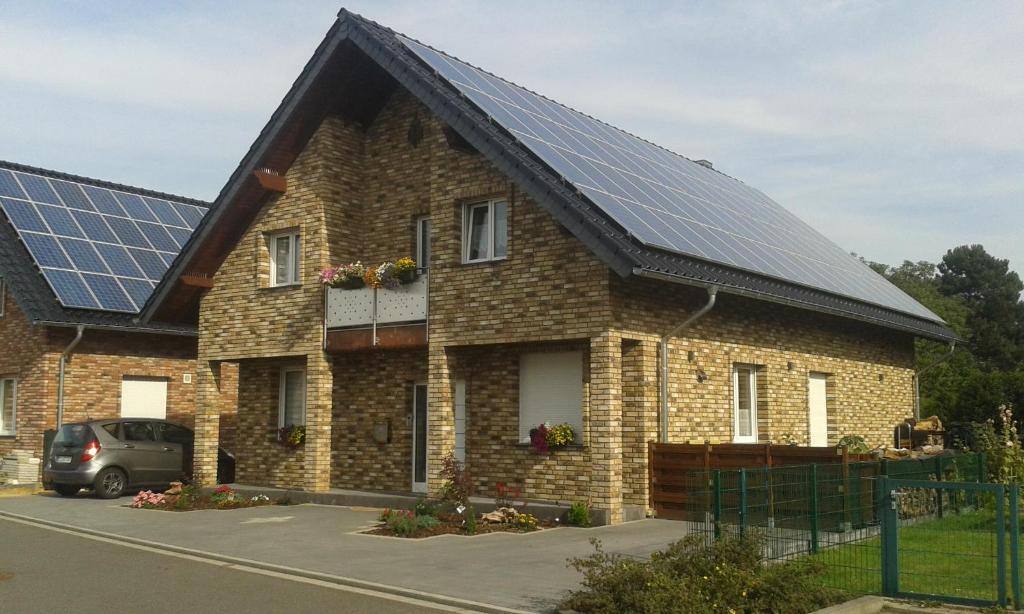 een huis met zonnepanelen op het dak bij Ferienwohnung Deußen in Blessen