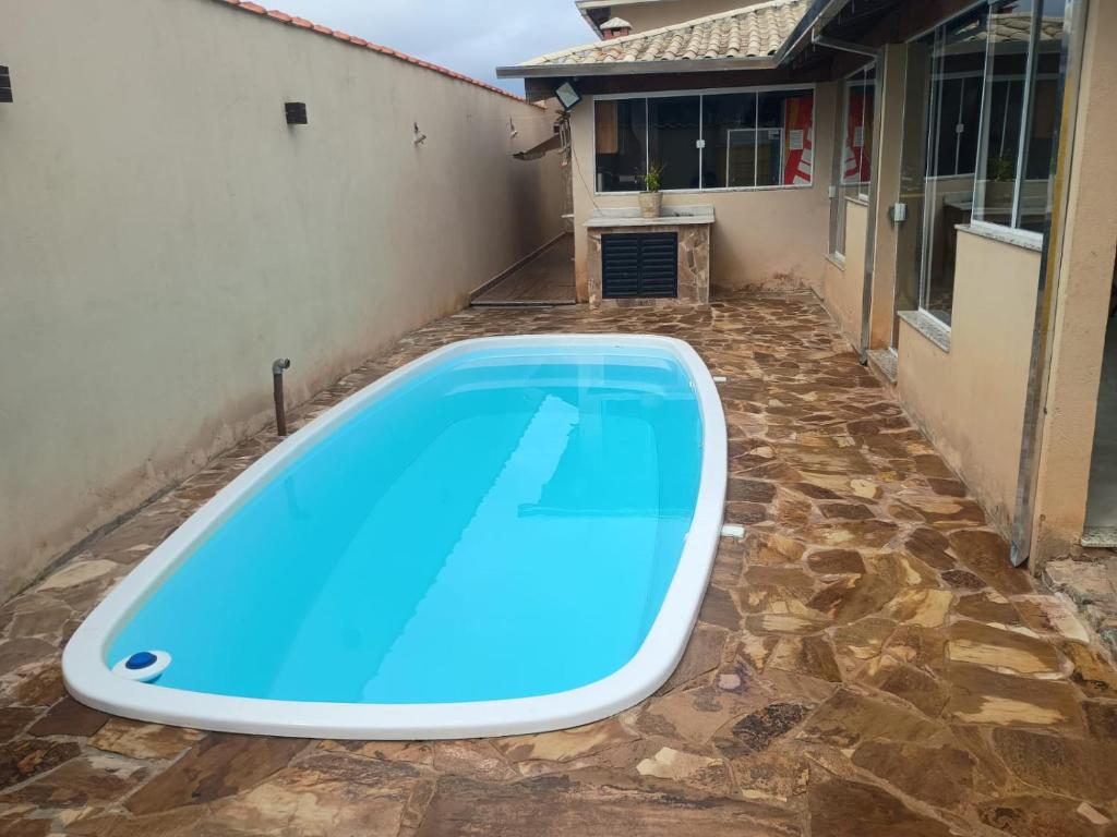 a swimming pool in the courtyard of a house at Espaço Dtalia in Piedade