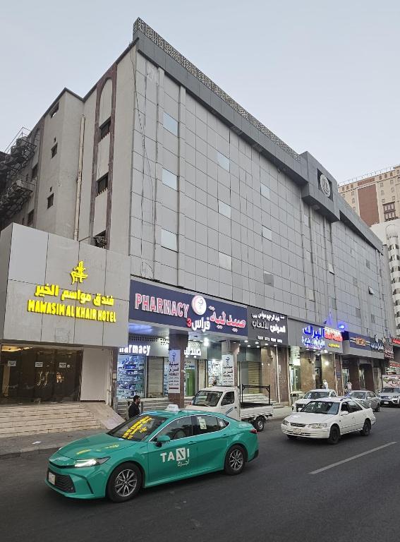a green car parked in front of a building at فندق مواسم الخير in Al ‘Azīzīyah