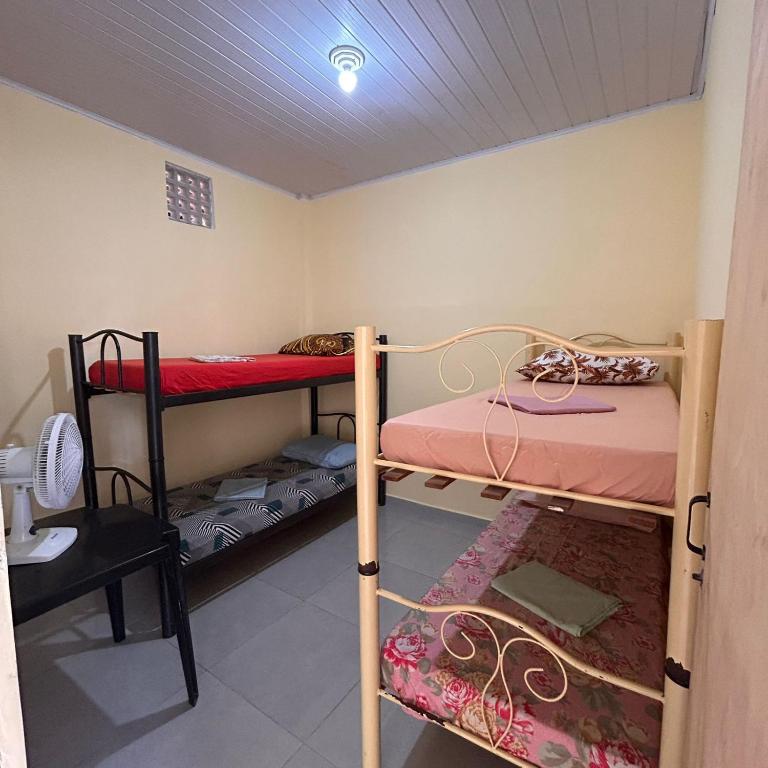 a room with two bunk beds in a room at Quarto bem próximo ao Pelourinho in Salvador