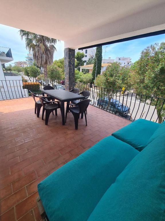 a patio with a couch and a table and chairs at Apartament Santa Margarida in Roses