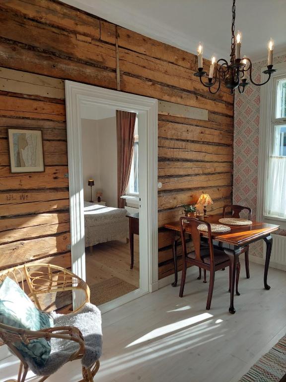 a dining room with a table and a room with a bedroom at Villa Matilda in Uusikaupunki