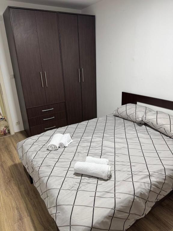 a bedroom with a bed with two towels on it at Apartman Ðurđevak in Stara Pazova