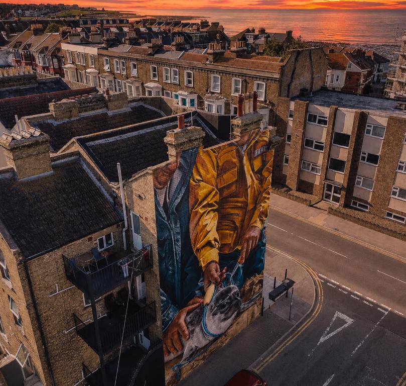 a mural of a man on the side of a building at Margate Manor - Rooms by the Sea in Margate