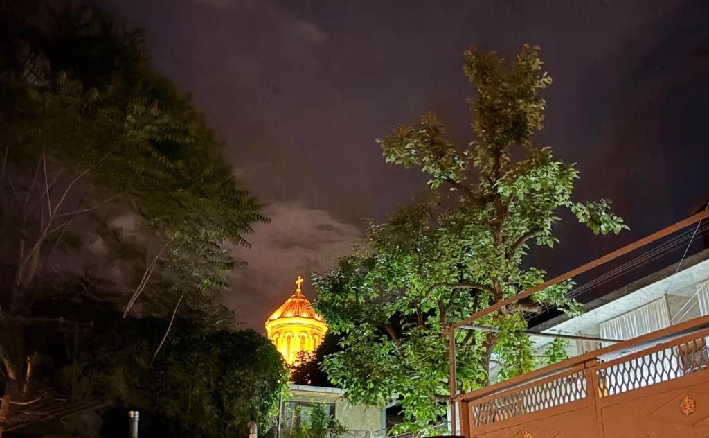 اس دی دی برادرز - خانه با بالکن در قلب تفلیس در تفلیس