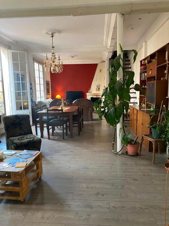 ein Wohnzimmer mit einem Tisch und ein Esszimmer in der Unterkunft Edificio Quijano - by Ale in Montevideo