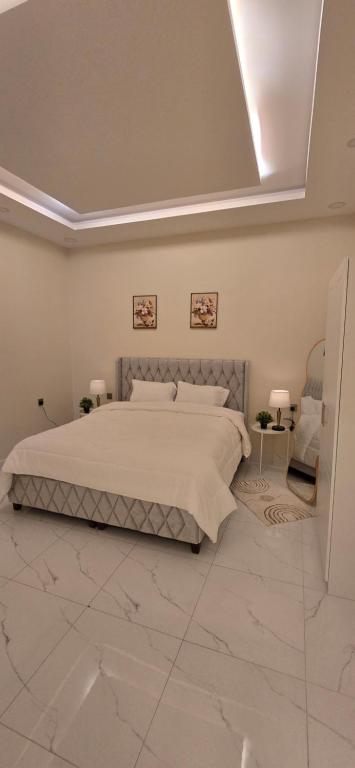 a bedroom with a large bed in a room at دان إقامة هادئة in Medina