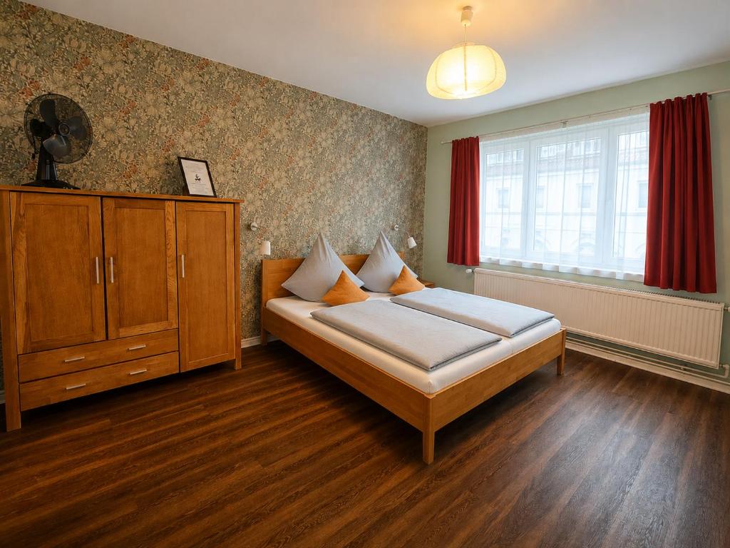 a bedroom with a bed and a dresser and a window at Dana Living Apartment Bremen HBF - Zentrum, Altstadt, Messe, ÖVB Arena, Business Apartment mit Self Check-in in Bremen