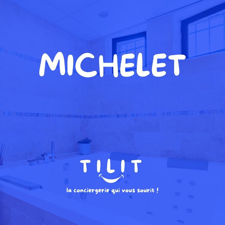 a sign for a bathroom with a tub in a room at Appartement - Michelet in Le Havre