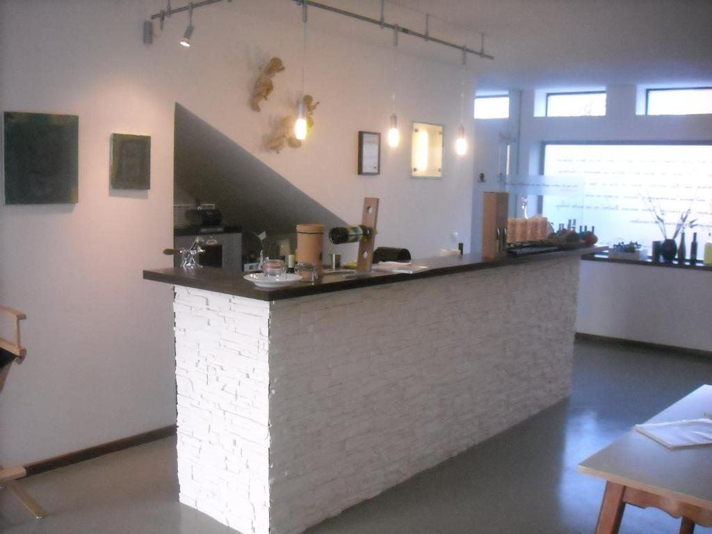 eine Küche mit einer Theke aus Stein in einem Zimmer in der Unterkunft Weinek's Kellerstöckl u. Lodge in Güssing