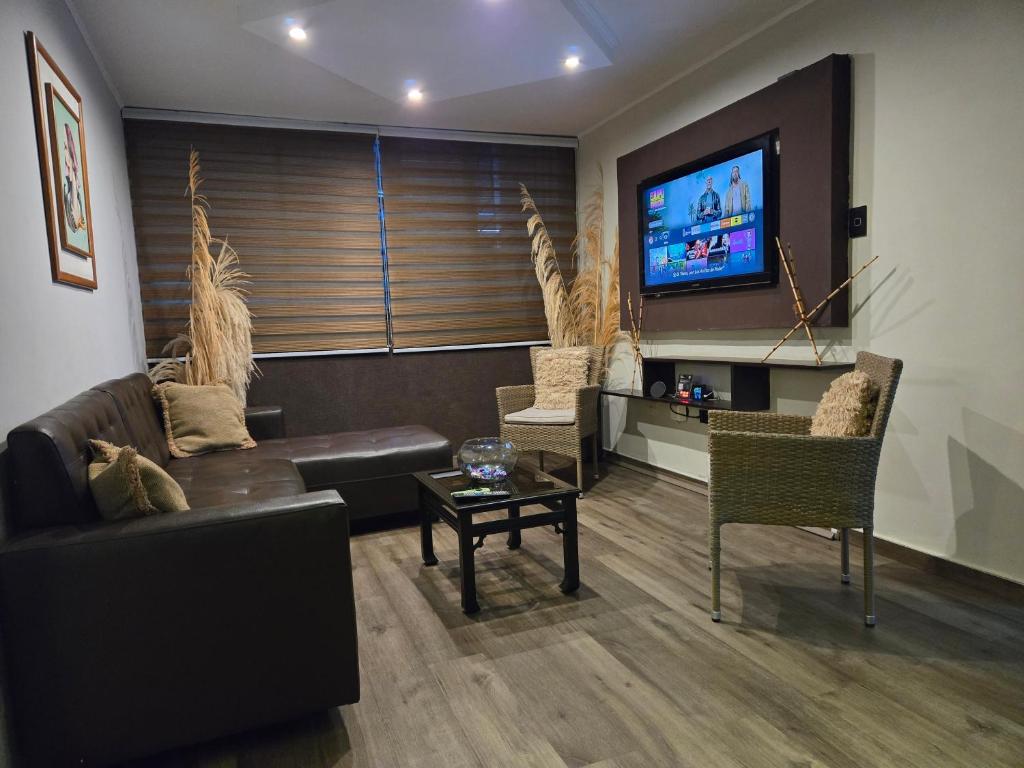 a living room with a couch and a tv at Apartamento Maracay Base Aragua in Maracay
