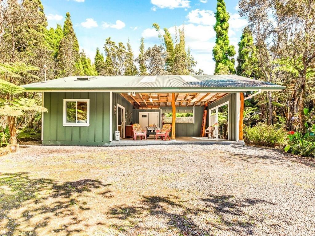 a green house with a roof at Charming Tiny Cottage 5 min from National Park in Volcano