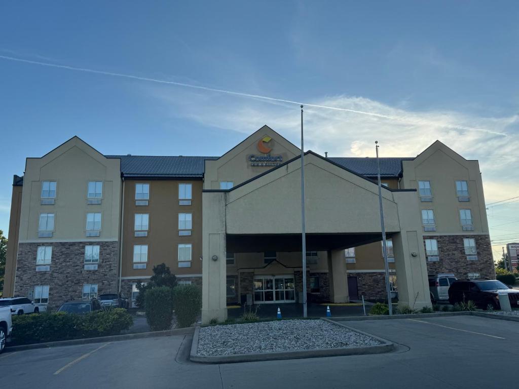 a hotel building with a parking lot in front of it at Comfort Suites Richmond in Richmond