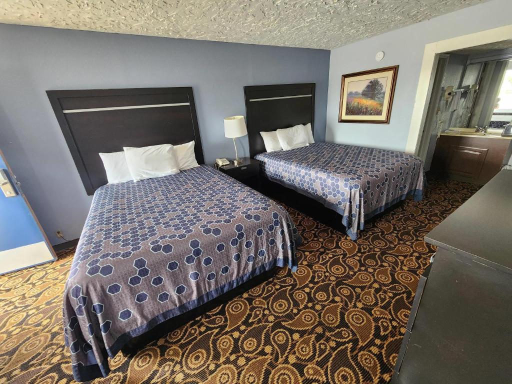 a hotel room with two beds in a room at Rodeway Inn in Carthage
