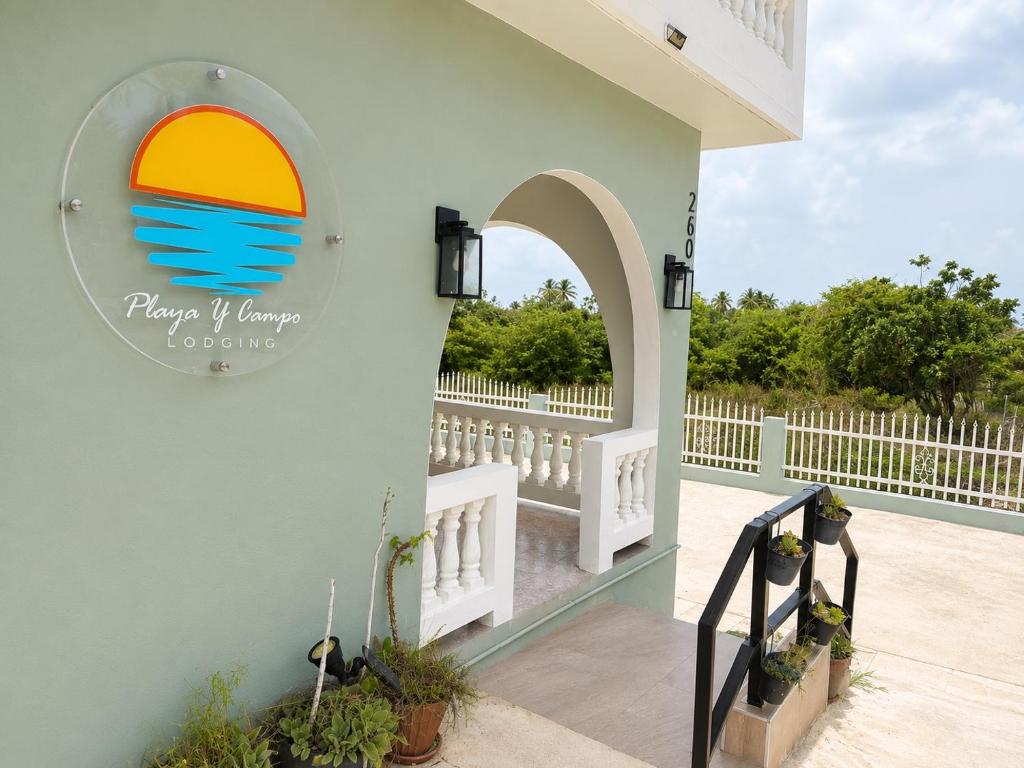 a sign on the side of a house at Playa y Campo Balcony Studio in Isabela
