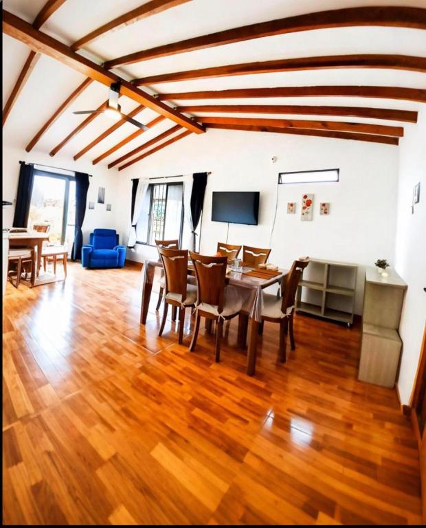 a dining room with a table and chairs at Casa Fabiana in Lemos