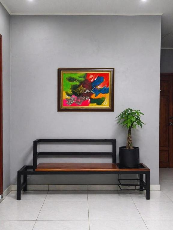 a bed in a room with a painting on the wall at Arbis Jusseth Home in Calobrito