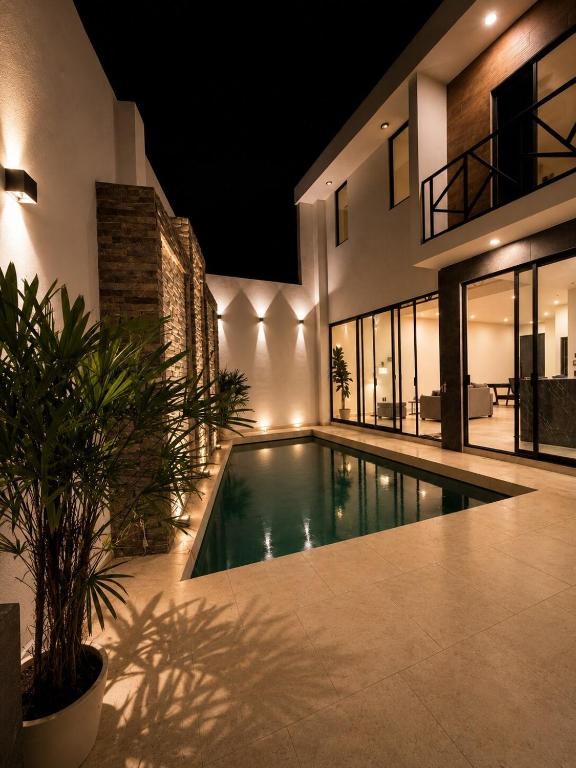 a house with a swimming pool at night at Casa Luna con alberca privada y billar in Cuautla Morelos