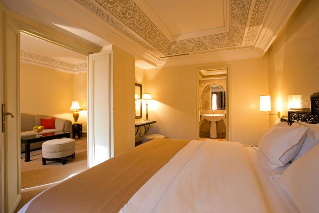 マラケシュにあるNassim Hôtelのベッドルーム1室(ベッド1台付)、リビングルームが備わります。