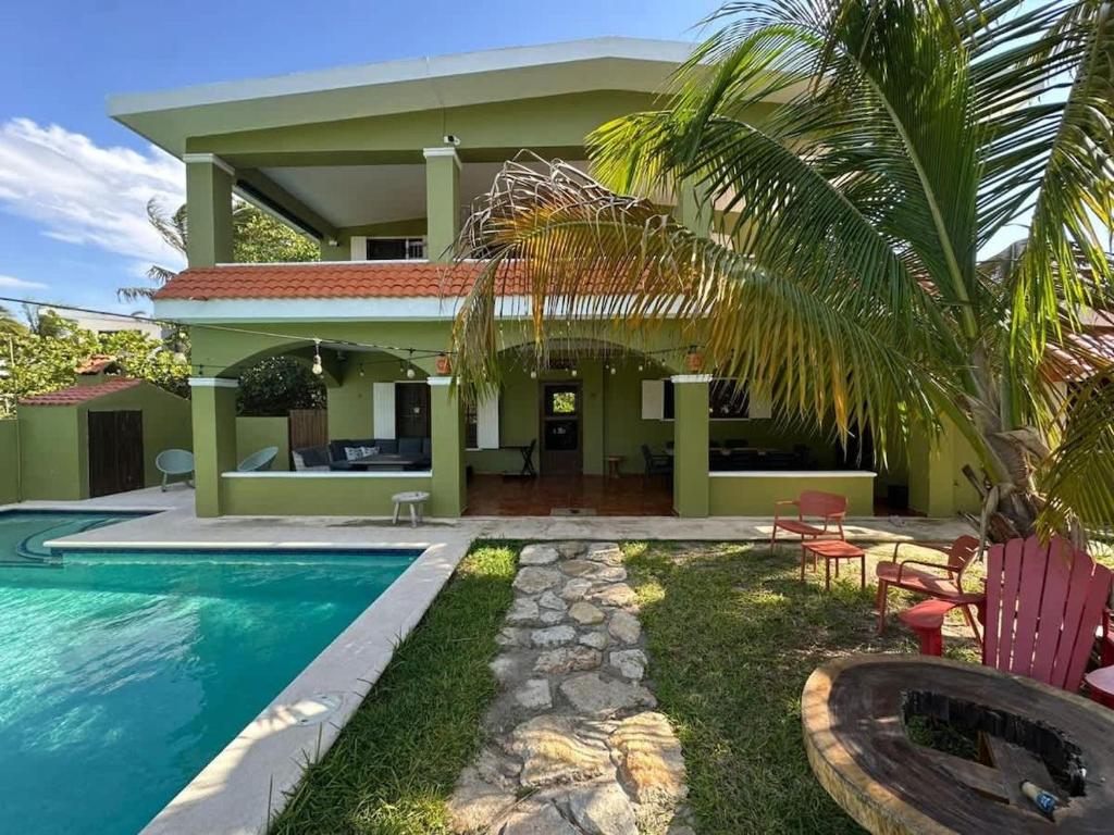 a villa with a swimming pool and a house at Los Dias Enmedio in Telchac Puerto