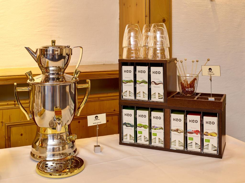 Příslušenství pro přípravu čaje a kávy v ubytování Hotel Maximilian