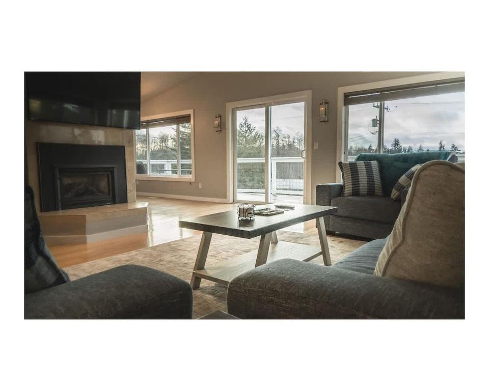 a living room with a couch and a coffee table at Pleasant View House in Freeland