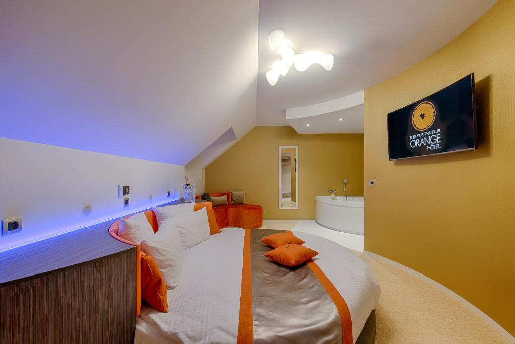 TV a/nebo společenská místnost v ubytování Orange Hotel La Louvière